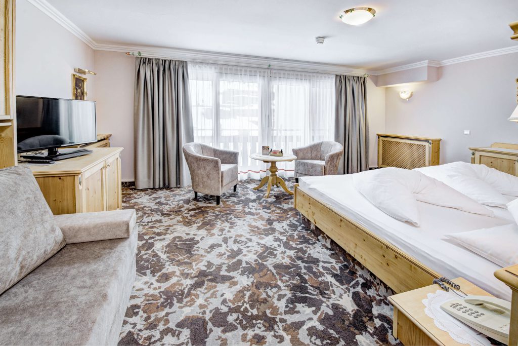 Modernes 4-Sterne Hotel Bauer mit alpinem Charme in Saalbach Hinterglemm für Winterurlaub